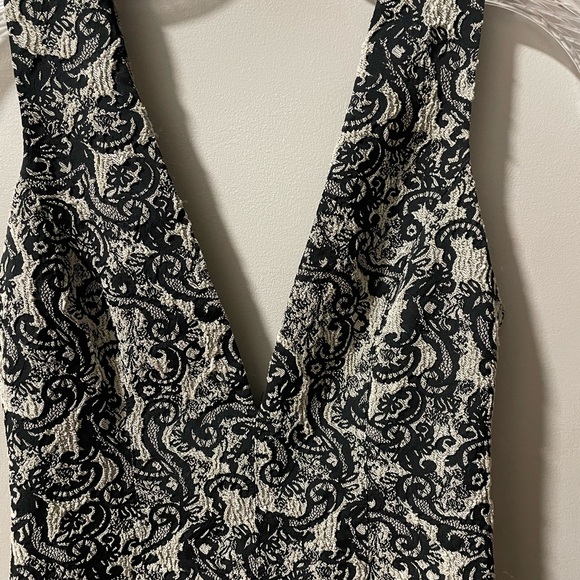 Alice+Olivia Mini Printed V Neck Dress in Black /White ZipClosure at Back Size 0 - Picture 4 of 12